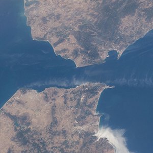 Oceanic mercury concentrations on both sides of the Strait of Gibraltar decreased between 1989 and 2012