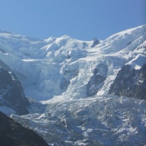Le glacier des Bossons protège le sommet du Mont Blanc de l'érosion