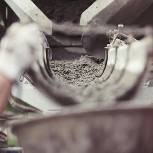 When water dances in cement : nanoscopic choreography
