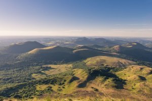 Découverte de séismes longue période profonds sous les volcans du Massif central