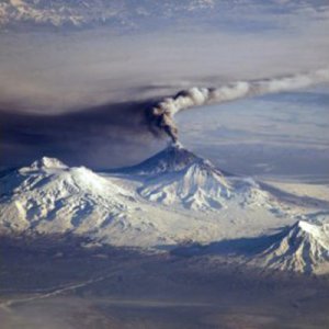 Système magmatique trans-crustale sous les volcans de Kamchatka révélé par le trémor sismo-volcanique