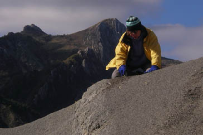 Fabienne Giraud en train de collecter des échantillons de marnes sur la coupe de Blieux