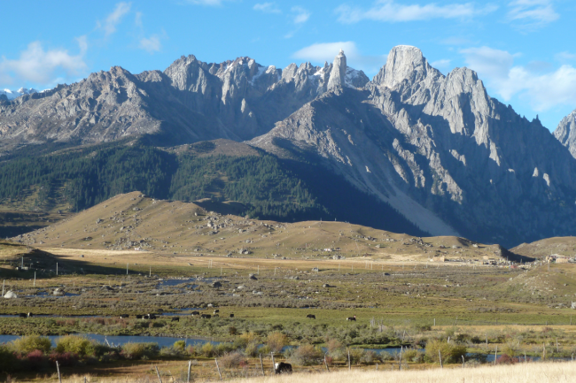 Au Sud-Est du Tibet, moraines au pied d'une faille normale au Tibet